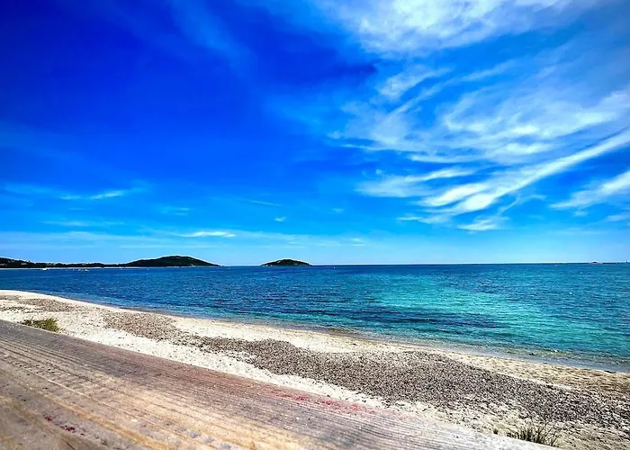 Proche Saint Cyprien Et Cala Rossa Lecci